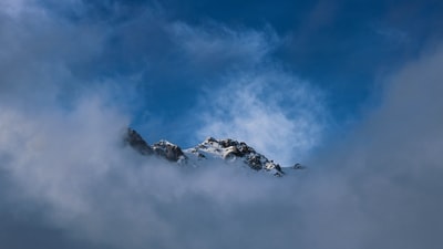 雪顶山覆盖着雾白天
